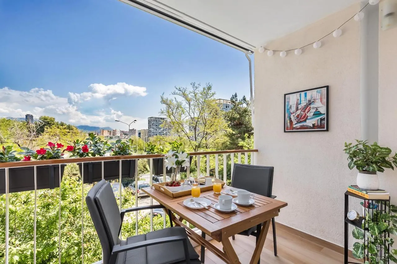 Exquisite Couples Delight With Free Bikes & Parking Apartment Split
