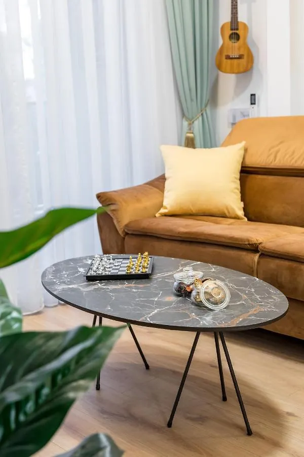 Exquisite Couples Delight With Free Bikes & Parking Apartment Split