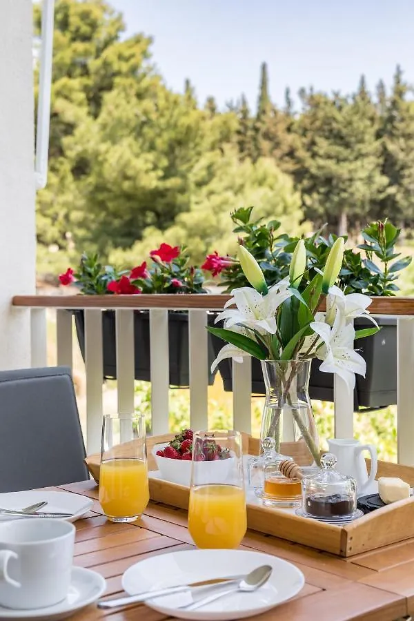 Exquisite Couples Delight With Free Bikes & Parking Apartment Split
