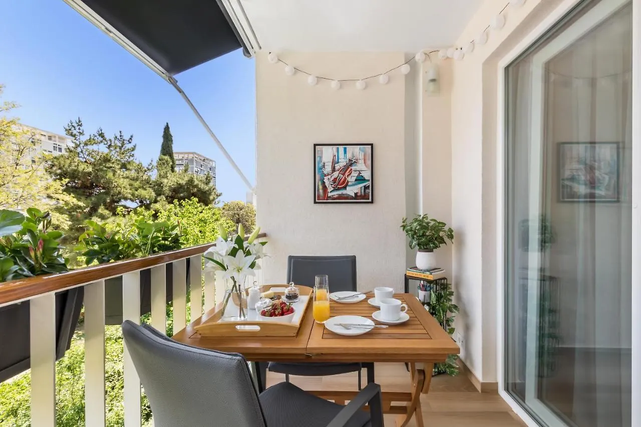 Exquisite Couples Delight With Free Bikes & Parking 0*, Split