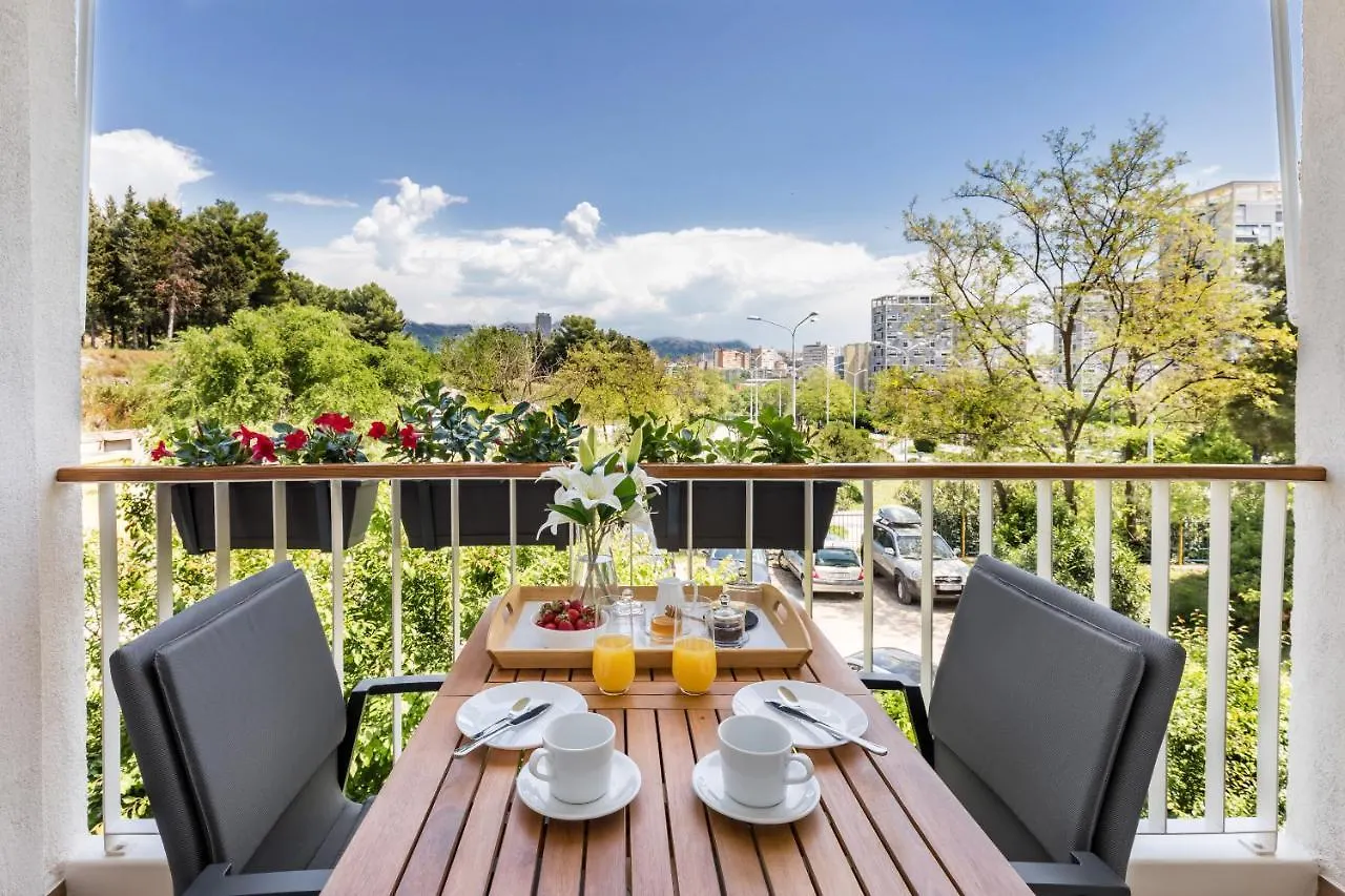 Apartman Exquisite Couples Delight With Free Bikes & Parking