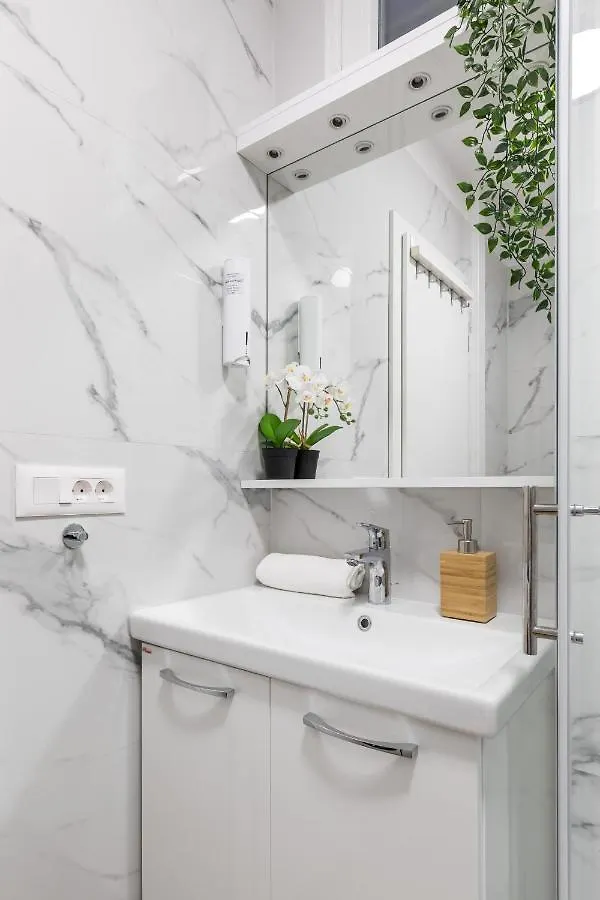 Exquisite Couples Delight With Free Bikes & Parking Apartment Split 0*,